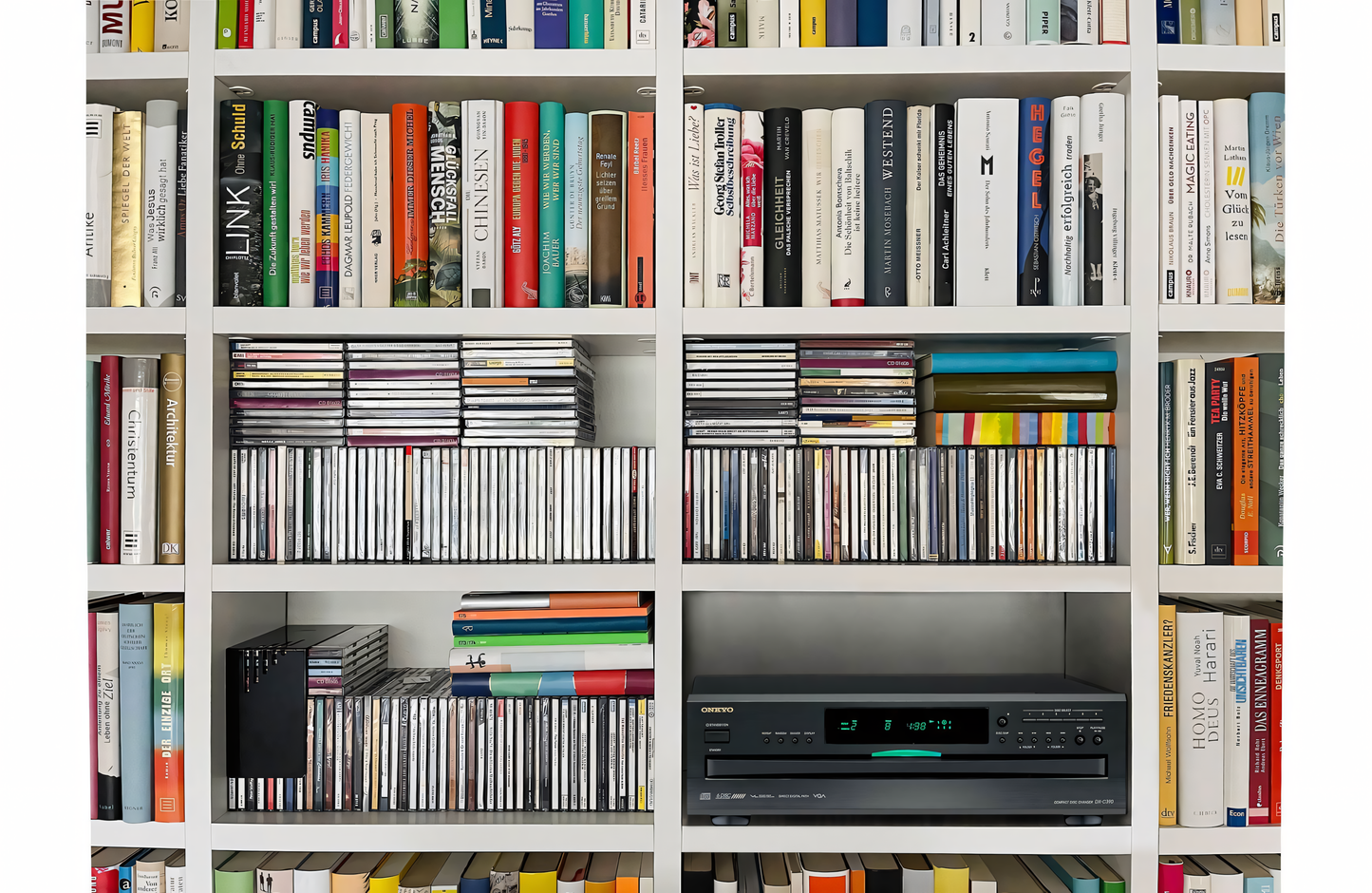 Primer postavitve Onkyo DX-C390 v Hi-Fi sistemu, ki prikazuje njegovo povezljivost z ojačevalnikom in zvočniki.