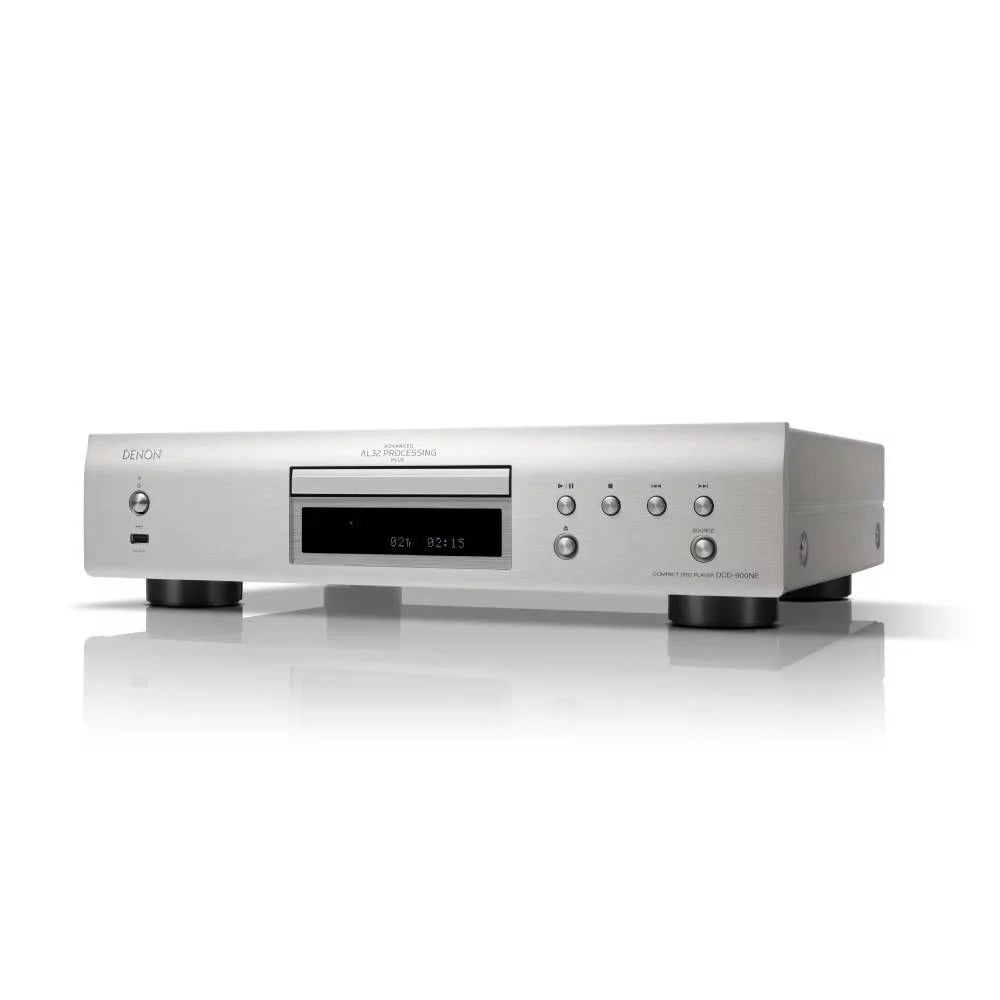 Slika Denon DCD-900NE predvajalnika v srebrni barvi, ki se elegantno vključi v vsak sodoben Hi-Fi sistem.