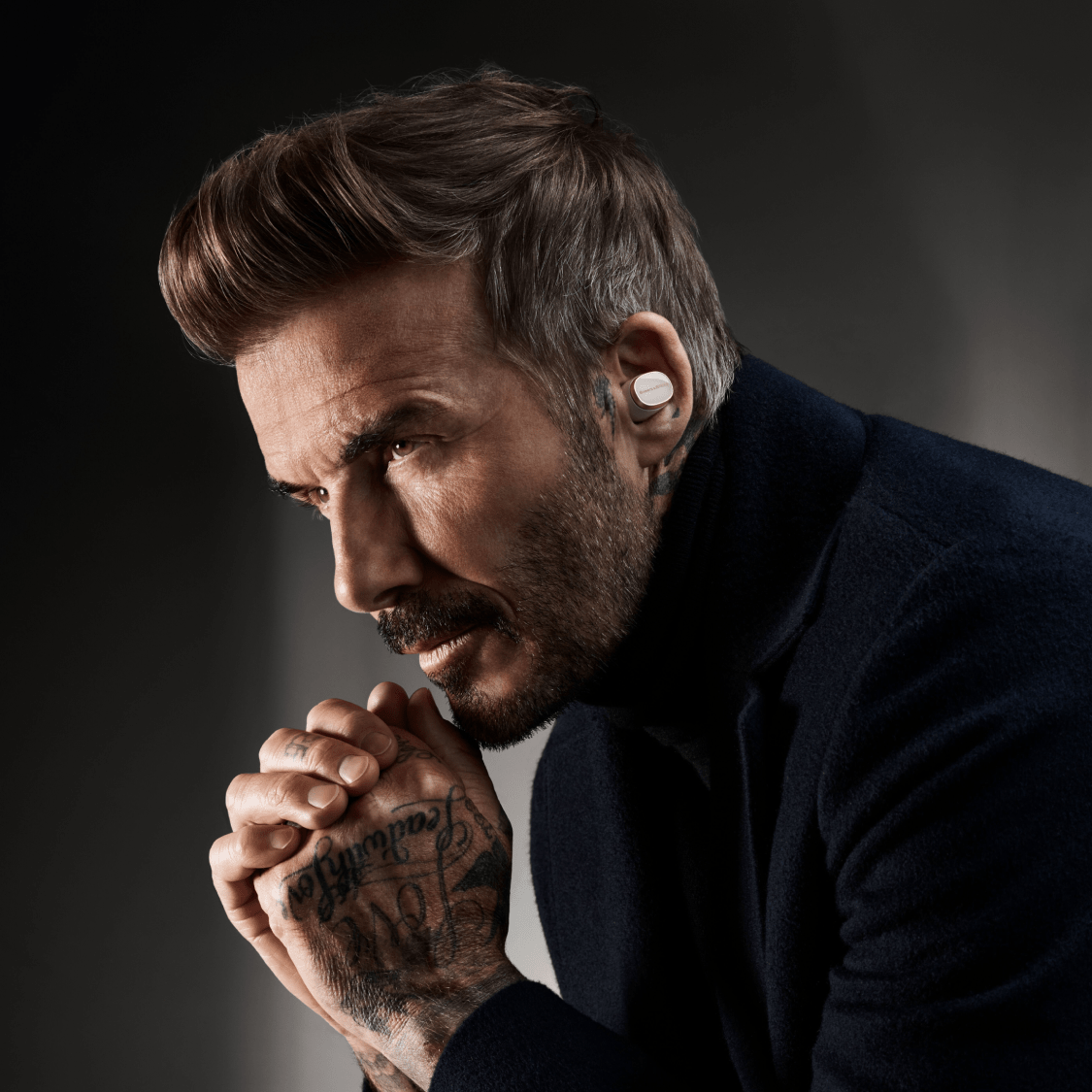 Bowers & Wilkins Pi8 Dove White: Ušesne slušalke z aktivnim odpravljanjem hrupa (ANC) za popolno izolacijo in poslušanje brez motenj. Nosi jih tudi David Beckham.
