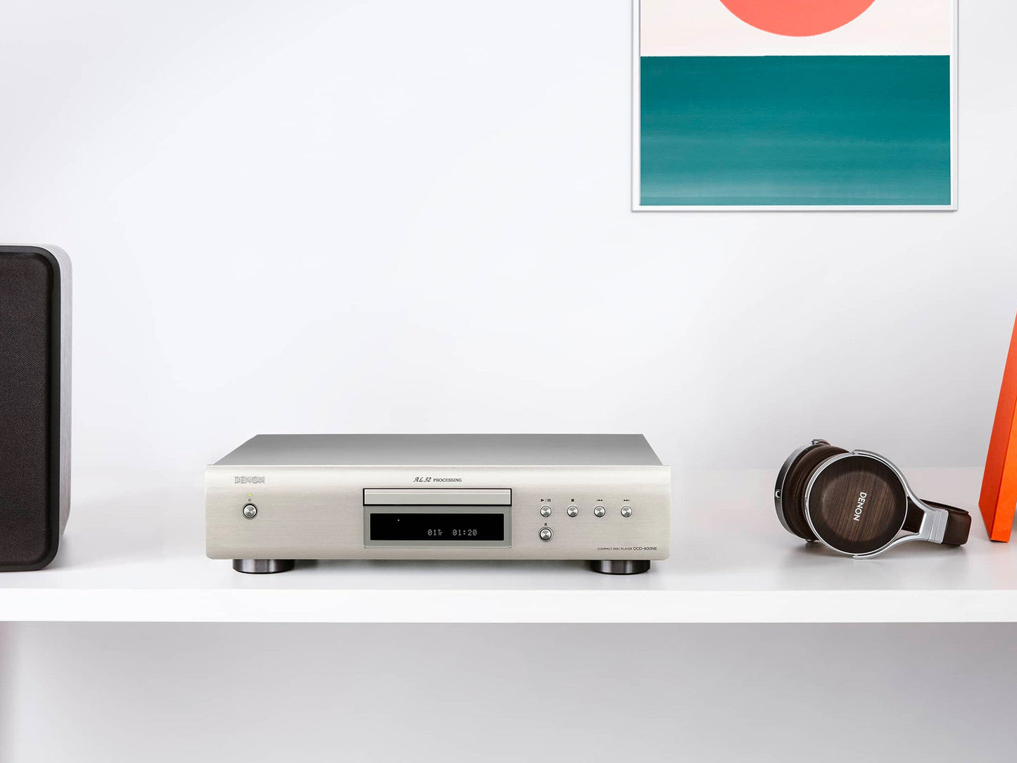 Podrobna slika Denon DCD-600NE predvajalnika, ki poudarja robustno konstrukcijo in eleganten dizajn.