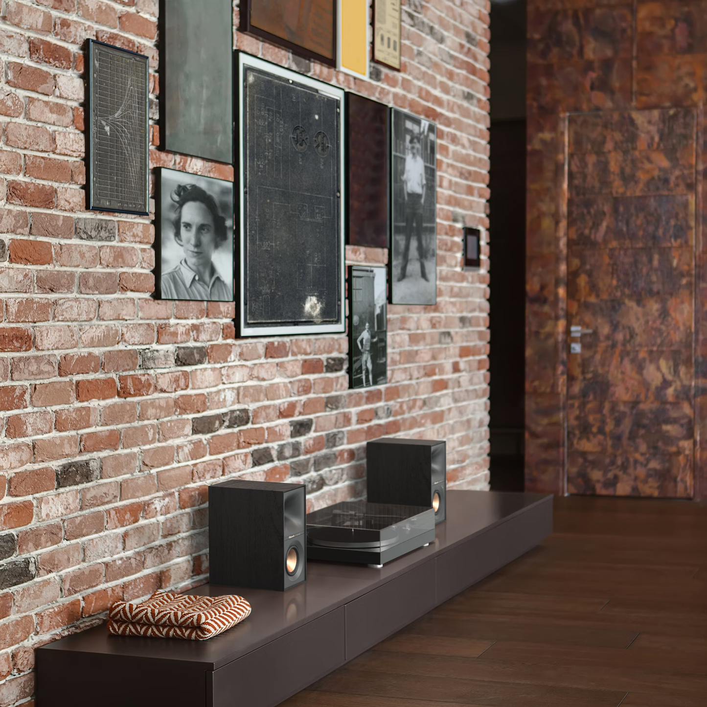 Klipsch Reference R-40PM – par aktivnih kompaktnih zvočnikov s 80W RMS moči.