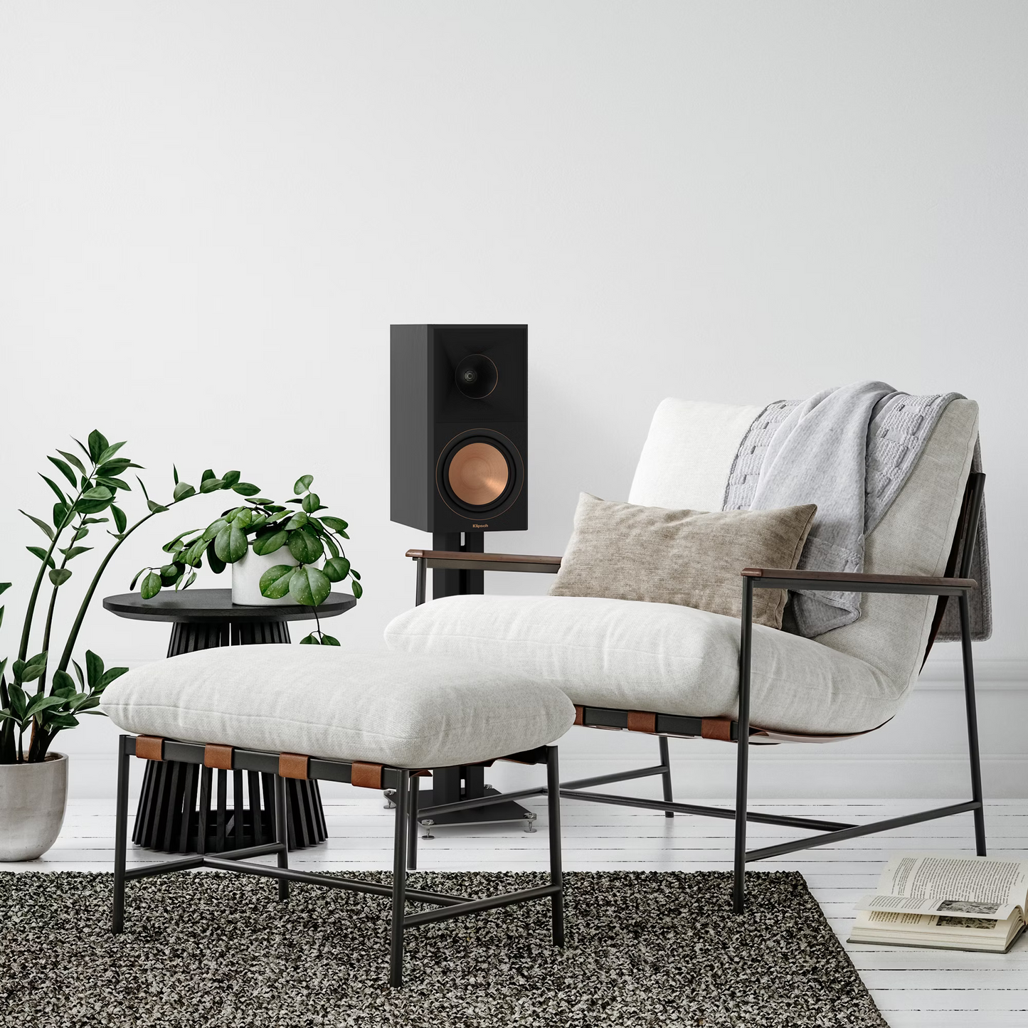 Slika elegantnih črnih Klipsch RP-600M II zvočnikov, ki se prilegajo vsakemu prostoru.