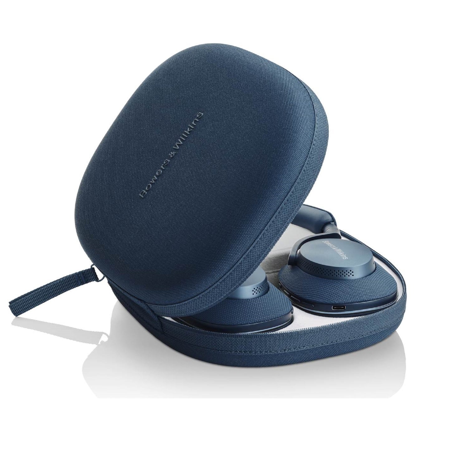 Bowers & Wilkins PX7 S2e naglavne slušalke v elegantni torbici za shranjevanje in prenašanje.