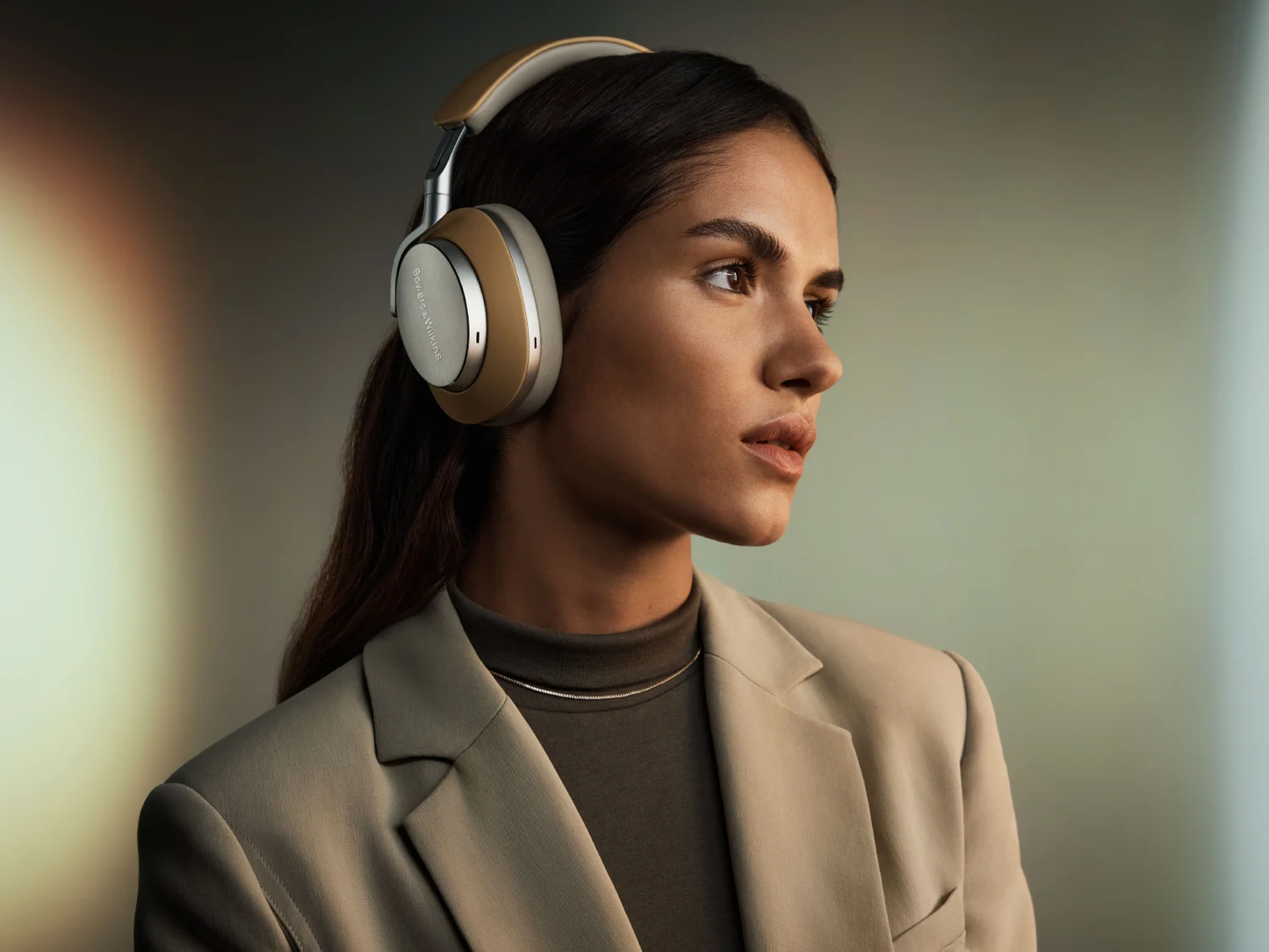 Bowers & Wilkins PX8 brezžične naglavne slušalke z odpravljanjem hrupa ANC, Tan