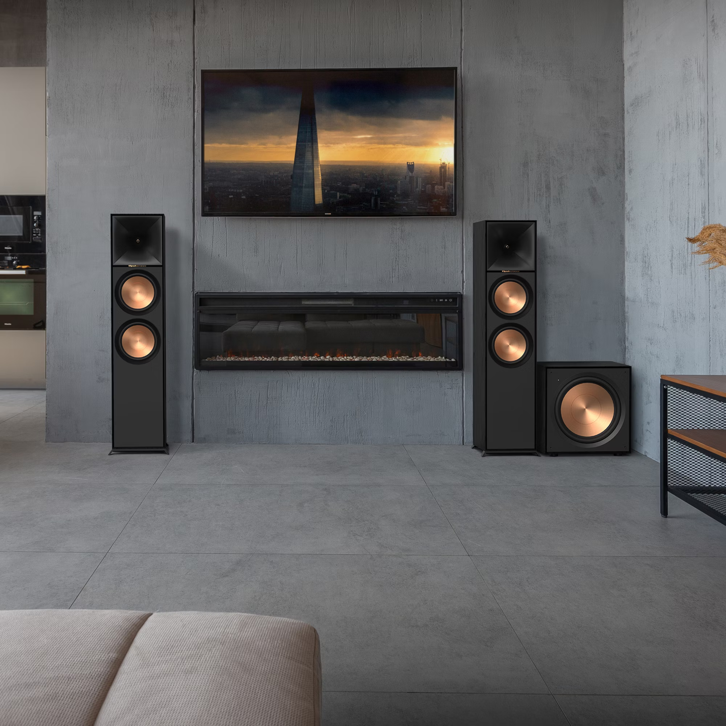 Klipsch R-121 SW – zmogljiv subwoofer s TCP nizkotoncem in prilagodljivimi nastavitvami.