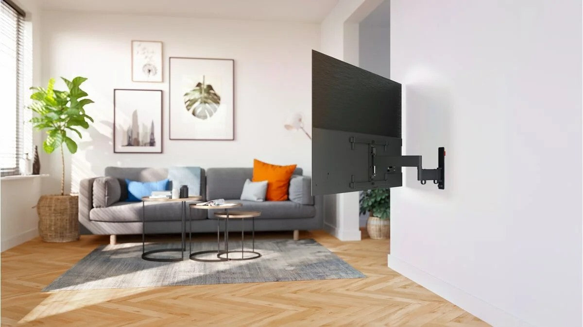 Slika Vogels TVM 3663, ki prikazuje OLED televizor (40-77"), nameščen na Full-Motion nosilec, kar omogoča enostavno prilagajanje kota gledanja.
