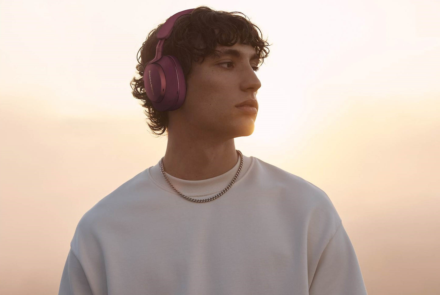 Bowers & Wilkins Px7 S2e s funkcijo ANC – Vrhunske slušalke, ki zmanjšajo hrup iz okolja, tako da lahko uživate v svoji glasbi brez motenj.