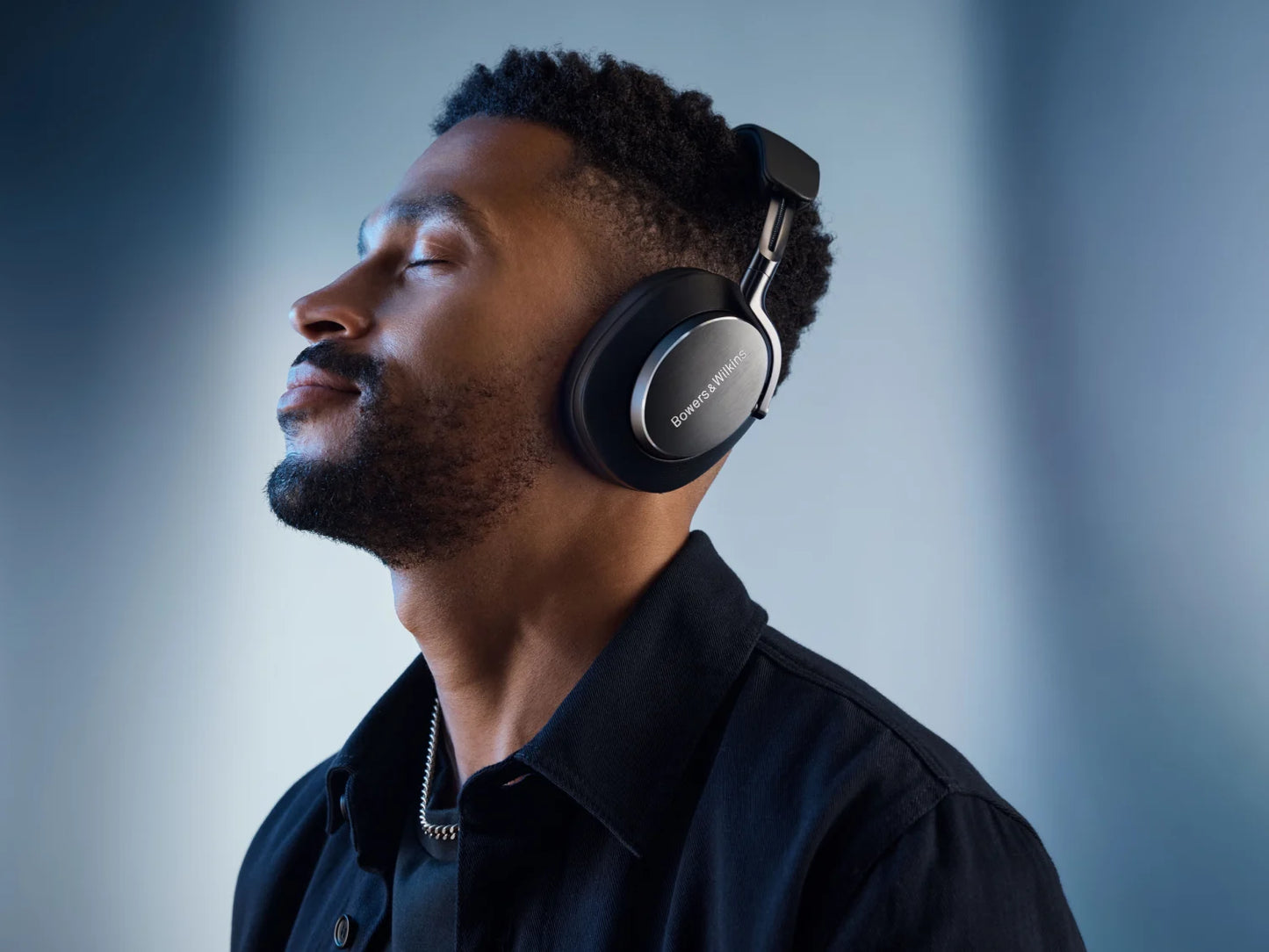 Bowers & Wilkins PX8: Naglavne slušalke z 40mm karbonskimi gonilniki za izjemno natančno reprodukcijo zvoka.