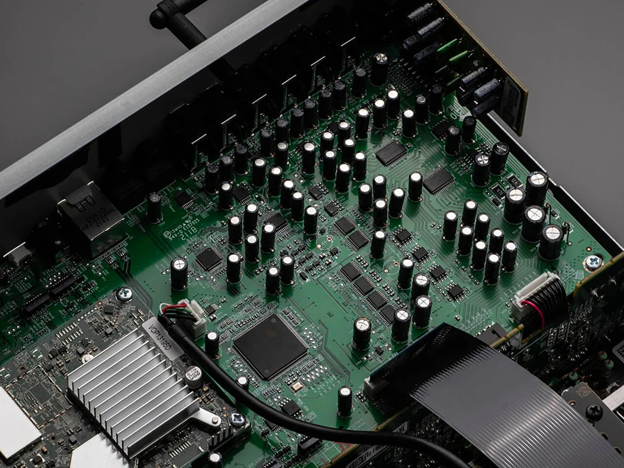 Denon AVR-X1700H DAB+ zvočne možnosti – Podpora za Dolby Atmos, DTS:X in HEOS brezžično predvajanje.