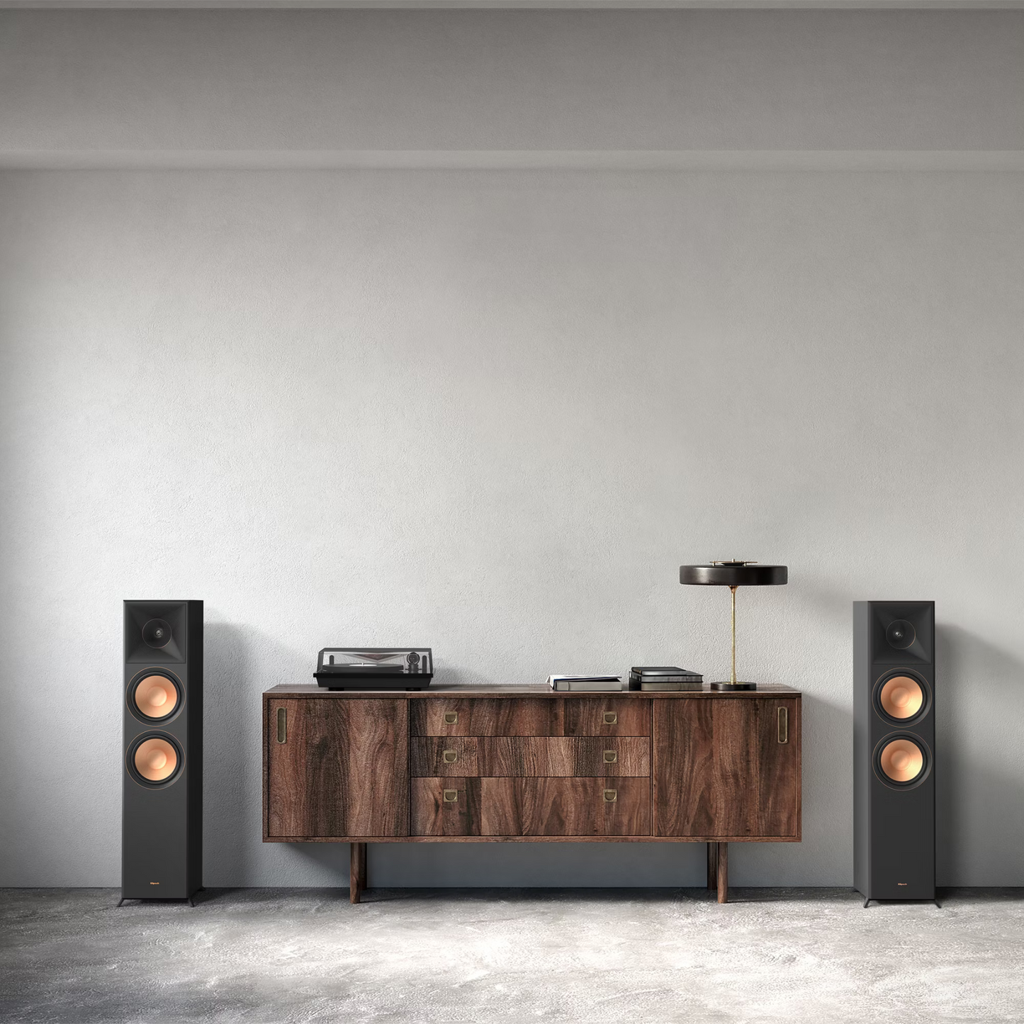 Slika elegantnega črnega Klipsch RP-8060FA II zvočnika, ki se prilega vsakemu prostoru.