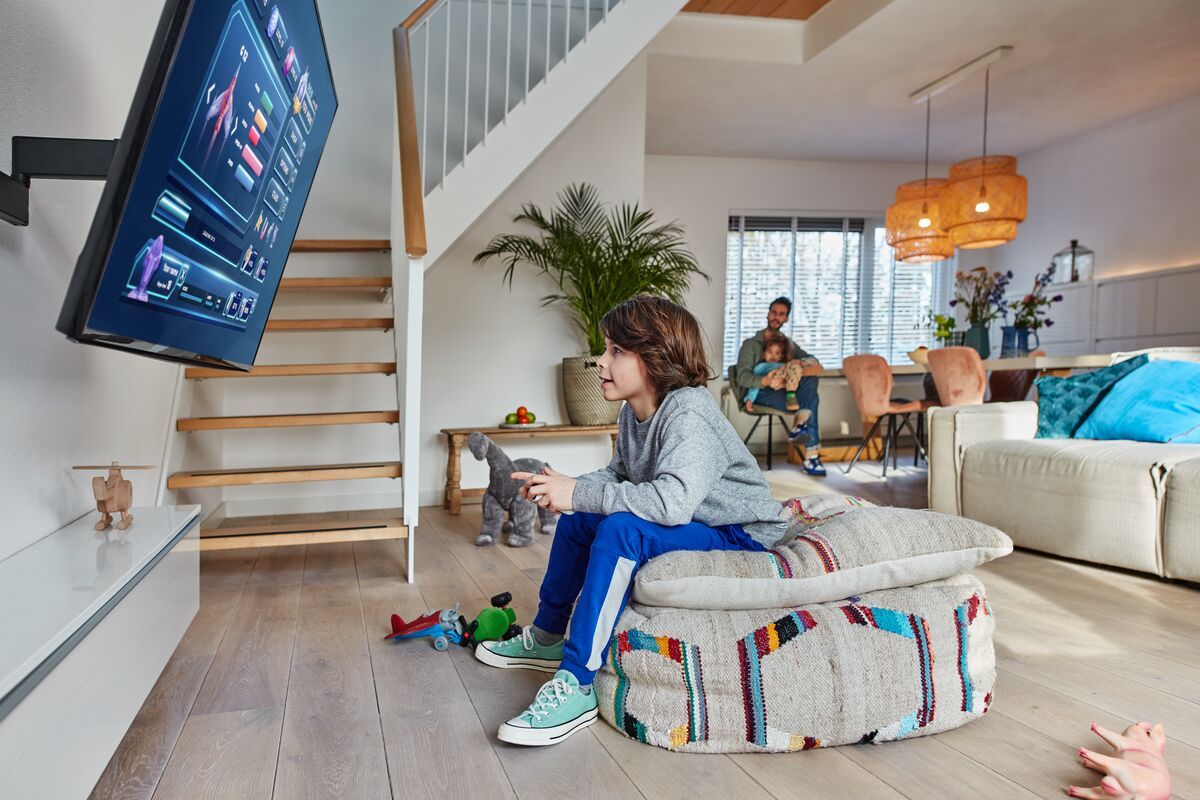 Vogels TVM-3223 Full-Motion nosilec za TV, 19" do 43", 20°+120°, 15kg, Črn