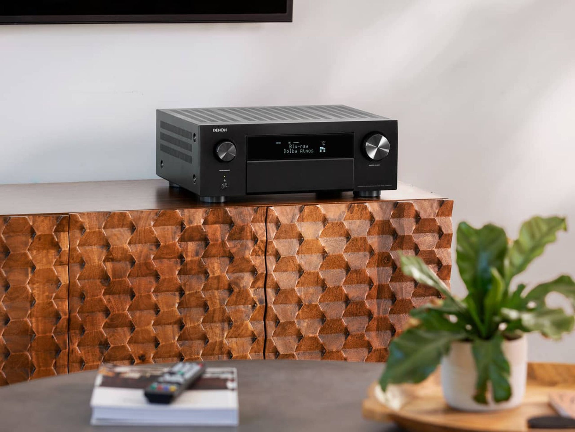 Primer uporabe Denon AVC-X4800H hifi sprejemnika v kombinaciji z drugimi AV komponentami v luksuzni dnevni sobi.