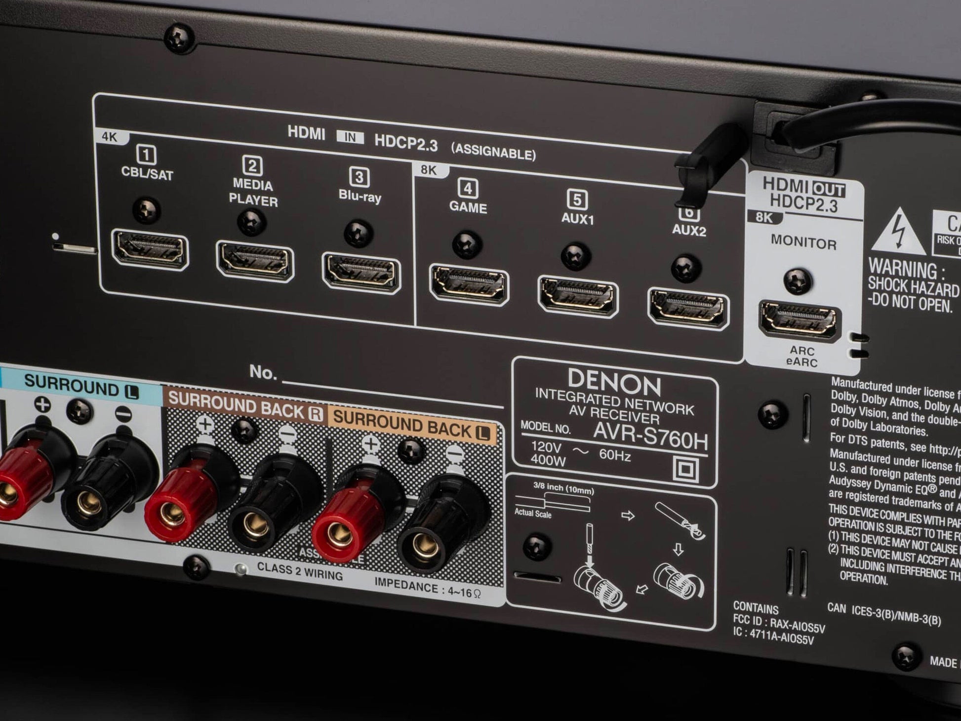 Slika zadnje plošče Denon AVR-S760H receiverja, ki prikazuje vse priključke za zvočnike, vhodne in izhodne naprave. (