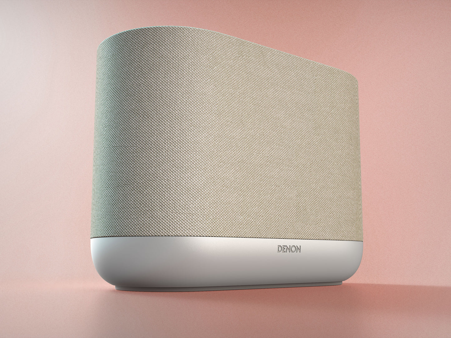 Denon Home 400 v elegantni beli barvi (Stone), ki se minimalistično zlije s svetlo opremljenimi prostori in modernim interierjem.