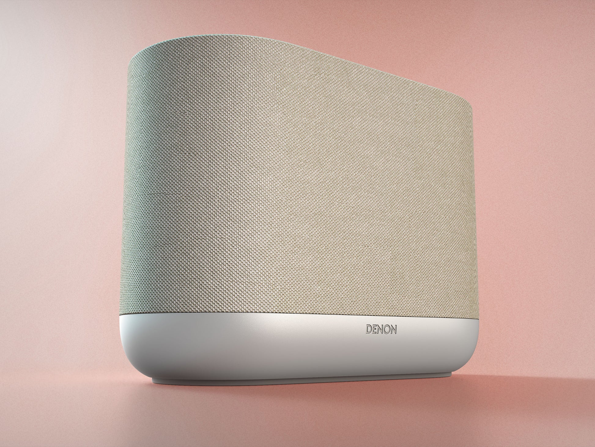 Denon Home 400 v elegantni beli barvi (Stone), ki se minimalistično zlije s svetlo opremljenimi prostori in modernim interierjem.