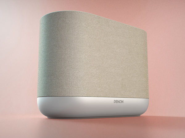 Denon Home 400 v elegantni beli barvi (Stone), ki se minimalistično zlije s svetlo opremljenimi prostori in modernim interierjem.