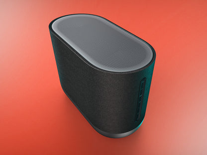Zmogljiv Denon Home 400 zvočnik na moderni komodi, ki služi kot osrednji Hi-Fi sistem v prostorni dnevni sobi.