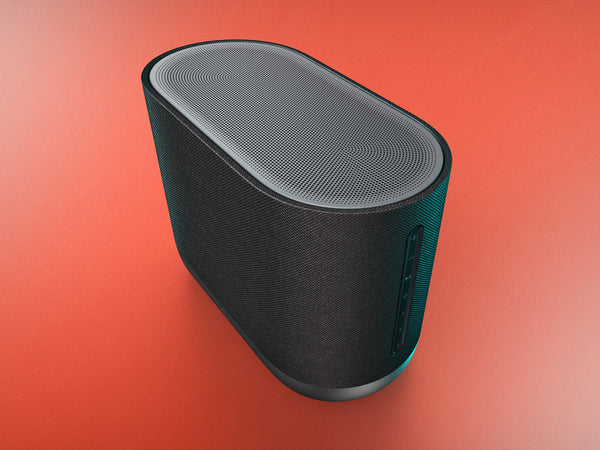 Zmogljiv Denon Home 400 zvočnik na moderni komodi, ki služi kot osrednji Hi-Fi sistem v prostorni dnevni sobi.