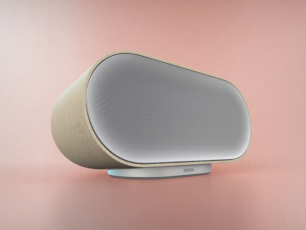 Najzmogljivejši brezžični zvočnik Denon Home 600 v stone barvi s premium tkanino in vgrajeno Dolby Atmos Music tehnologijo.