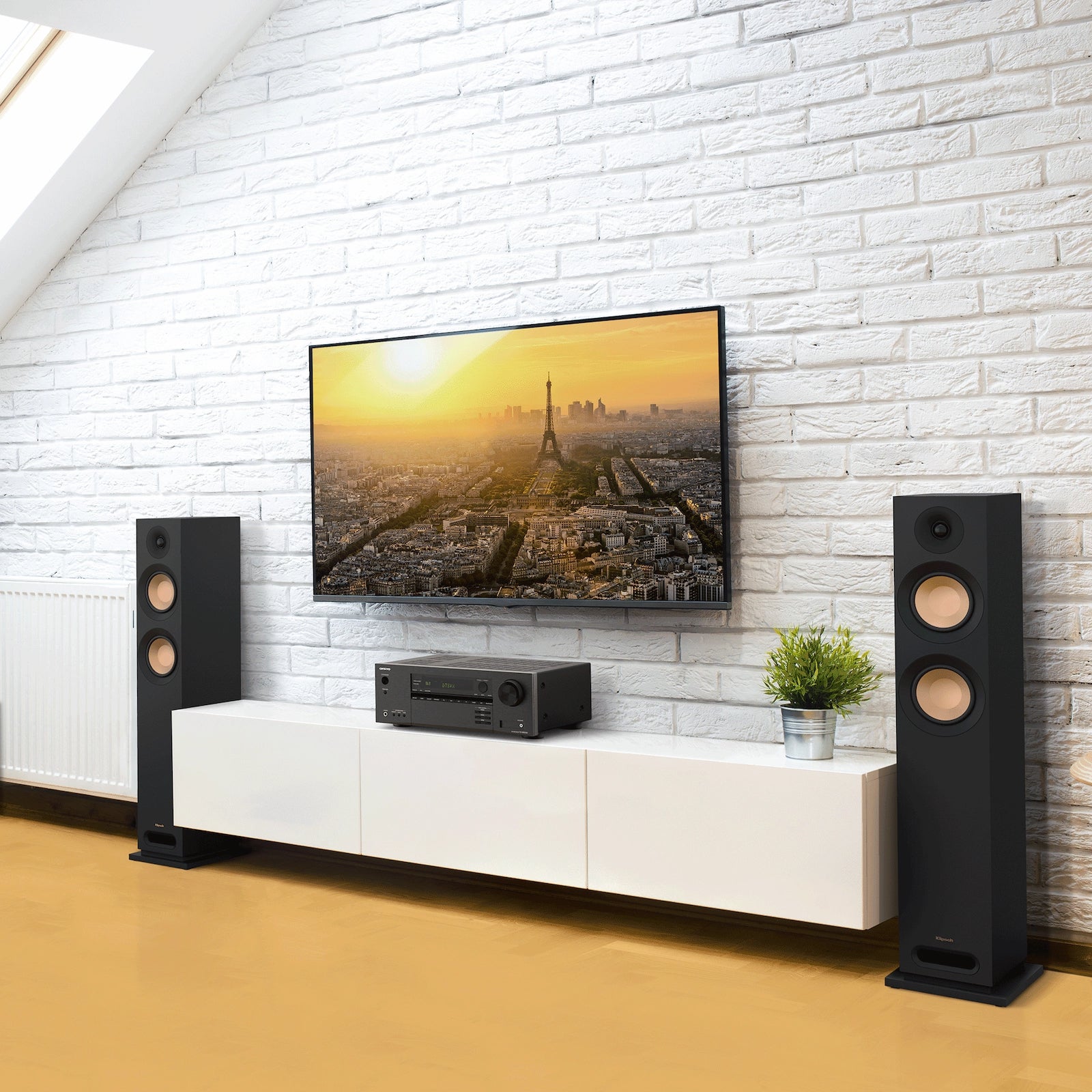Onkyo TX-NR5100 sprejemnik v elegantni črni barvi, ki se prilega vsakemu domačemu kinu. Z zvočnikoma Klipsch.