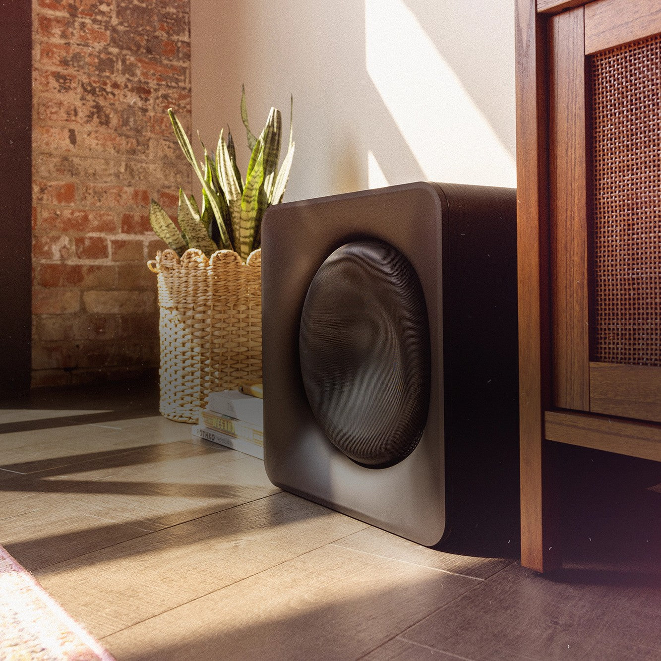 Brezžični 12-palčni subwoofer Klipsch Flexus Sub 200 integriran v sodoben sistem hišnega kina za filmsko izkušnjo.