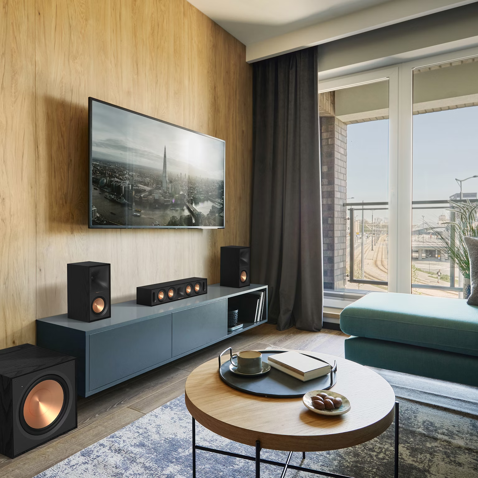 Eleganten Klipsch R-30C za domači kino.