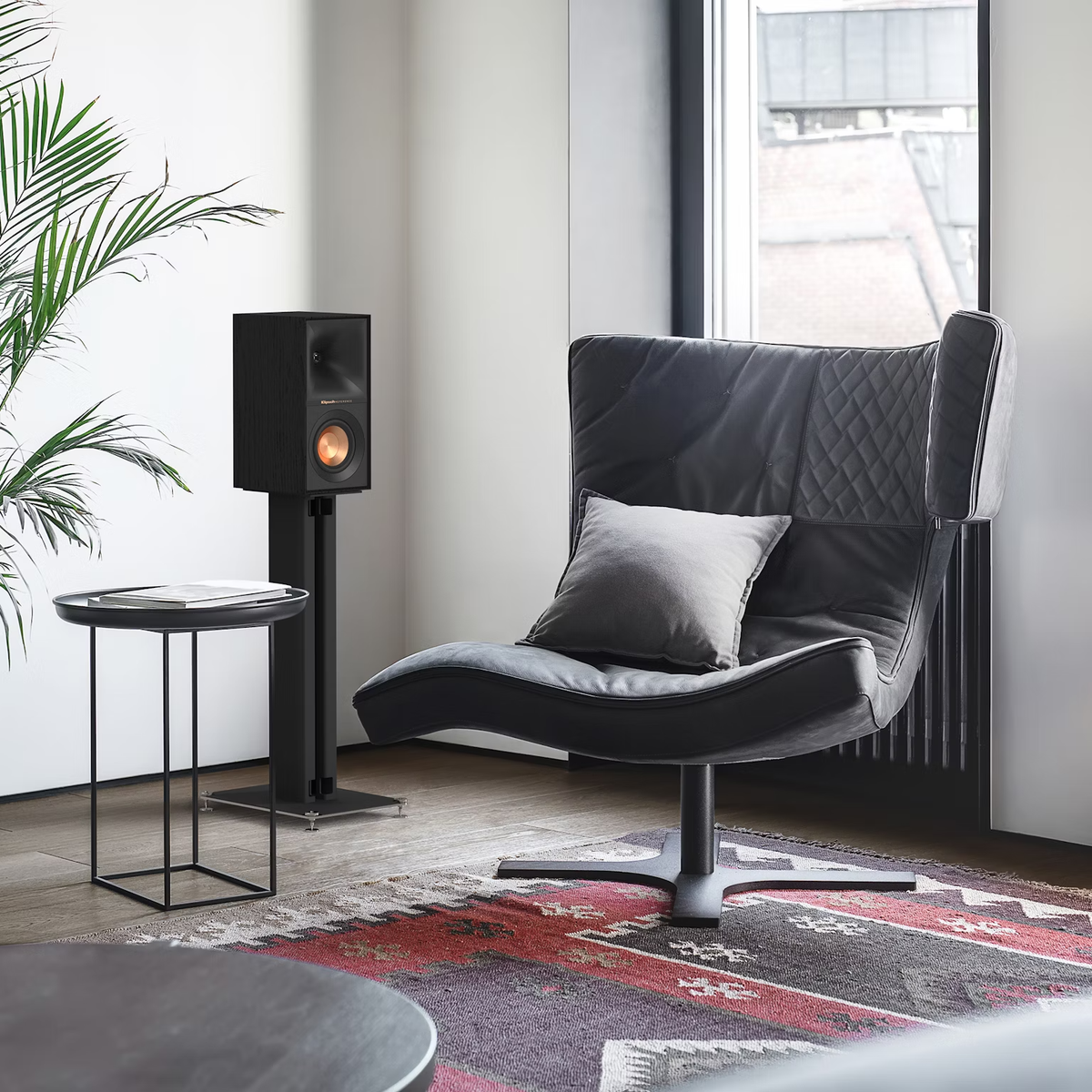 Klipsch R-40M kompaktni bookshelf zvočnik serije Reference v sodobnem dnevnem prostoru