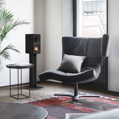Klipsch R-40M kompaktni bookshelf zvočnik serije Reference v sodobnem dnevnem prostoru