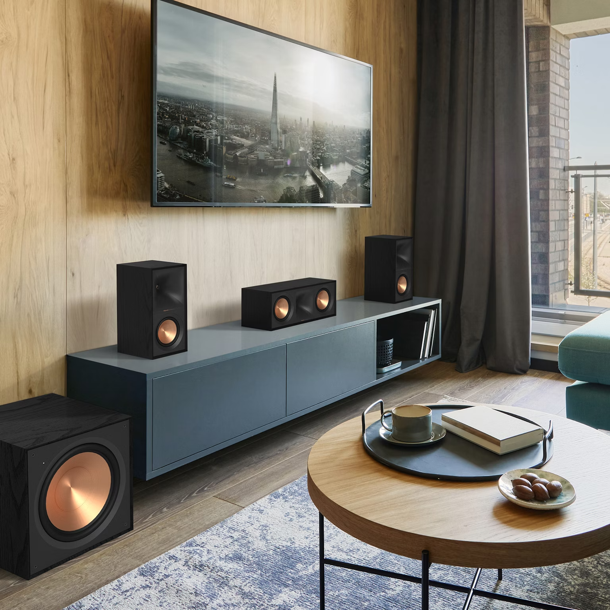Klipsch Reference zvočniški sistem za domači kino v sodobni dnevni sobi s samostoječimi zvočniki in nizkotoncem