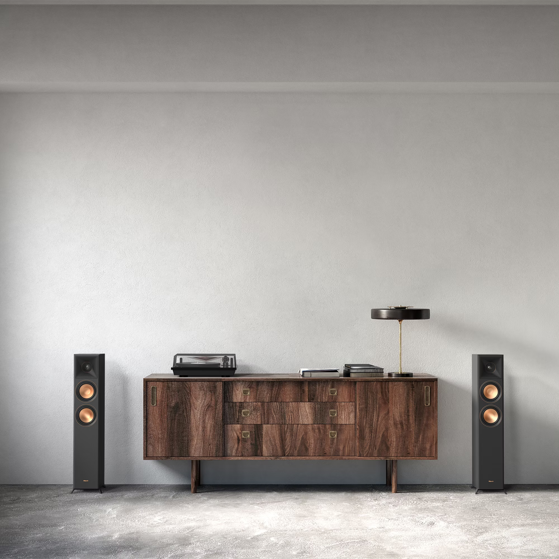 Slika elegantnega črnega Klipsch RP-5000F II zvočnika, ki se prilega vsakemu prostoru.