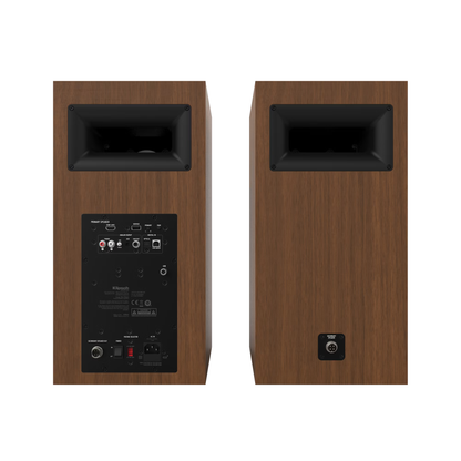 Zadnja plošča glavnega zvočnika Klipsch The Nines z bogatim naborom analognih in digitalnih vhodov, vključno z USB-B vhodom za visoko ločljivost zvoka.