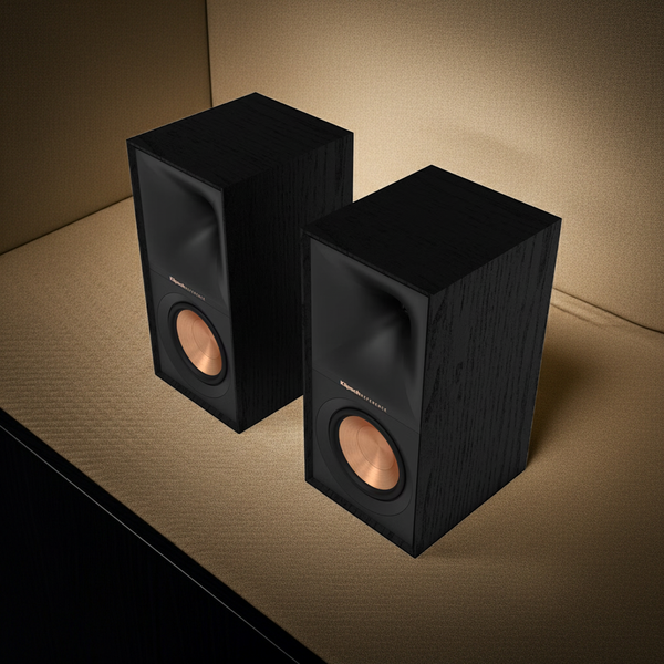 Zvočniški sistem Klipsch R-50M z 5,25-palčnim bas gonilnikom in ikoničnim Tractrix hornom za podroben, čist in prostorski zvok.