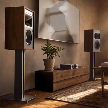 Klipsch Rebellion zvočnik v oreh izvedbi na premium stojakih Klipsch