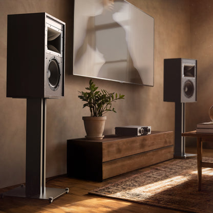 Klipsch Rebellion Heritage zvočnik na stojalu v sodobnem dnevnem prostoru