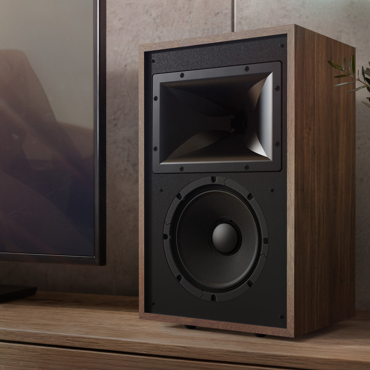 Klipsch Rebellion Heritage kompaktni Hi-Fi zvočnik v oreh izvedbi – sprednji pogled