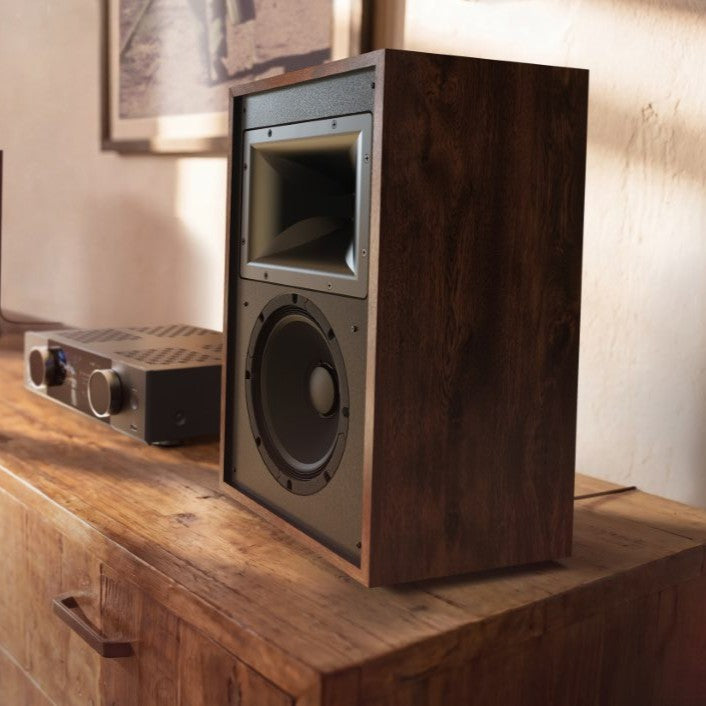 Klipsch Rebellion Heritage bookshelf zvočnik v hisnem kinu z onkyo Icon ojacevalcem