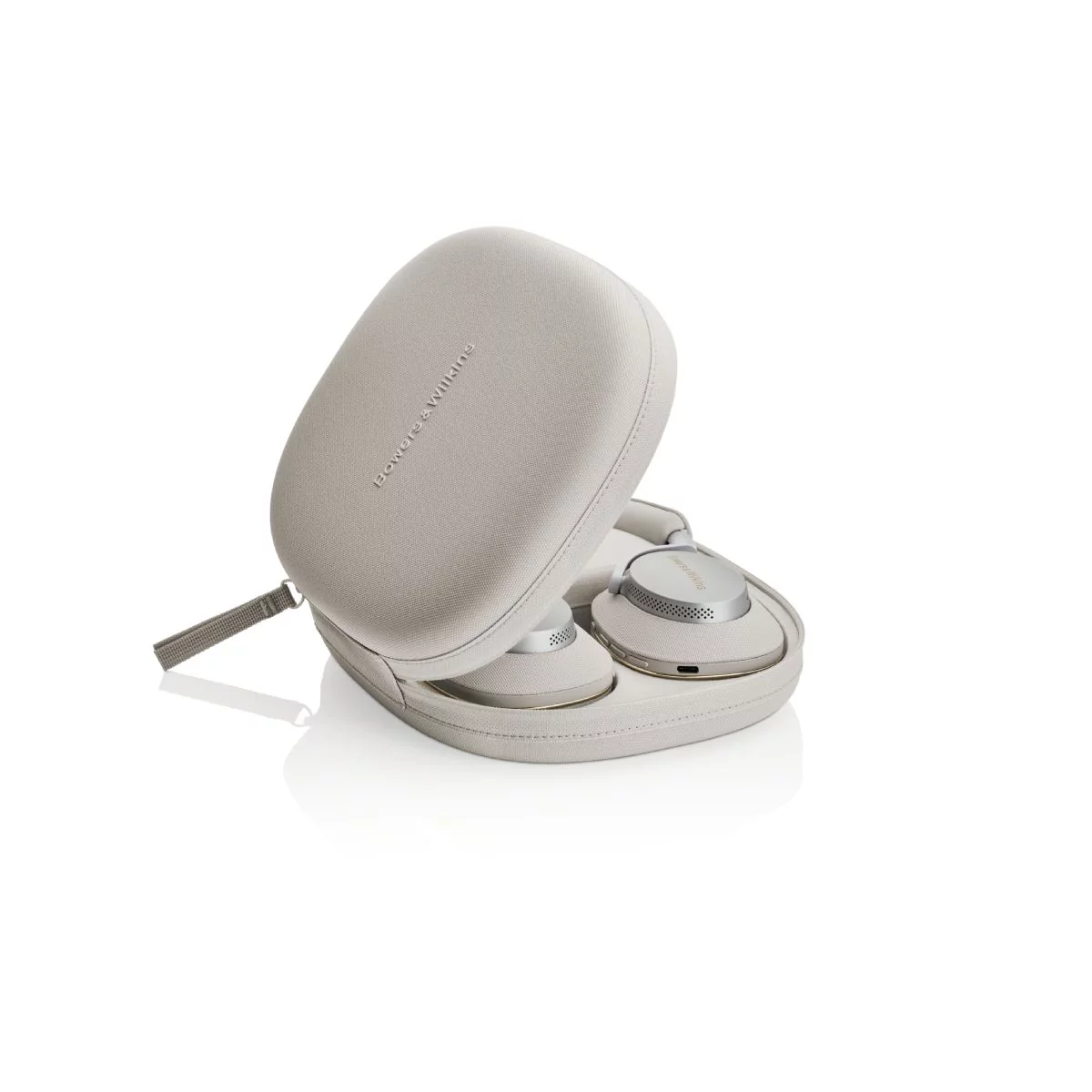 Bowers & Wilkins PX7 S2e Cloud Grey naglavne slušalke v elegantni torbici za shranjevanje in prenašanje, ki ščiti prefinjeno sivo barvo.
