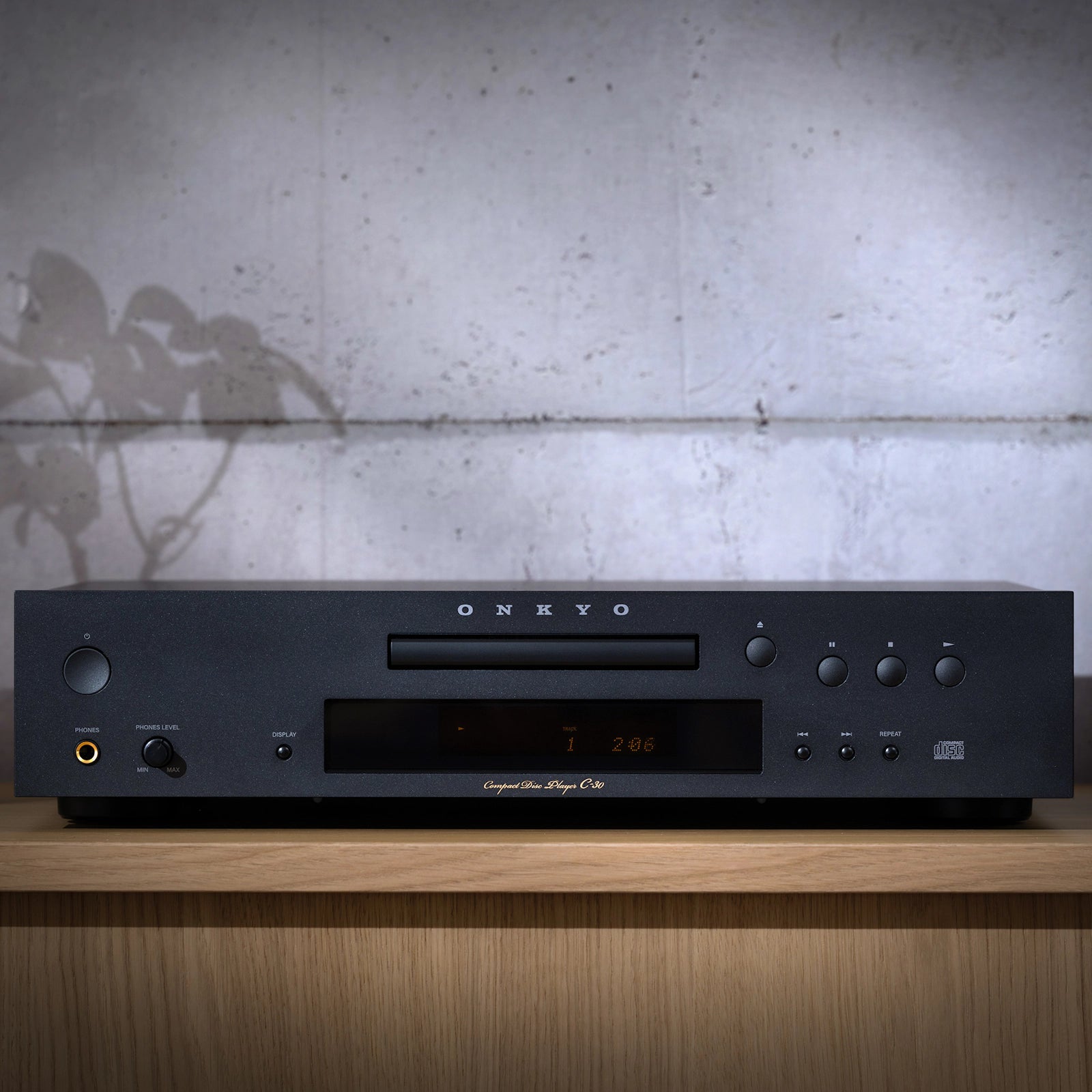Elegantna postavitev Onkyo Icon C-30 CD predvajalnika v hišnem kinu za vrhunsko reprodukcijo digitalnega zvoka.
