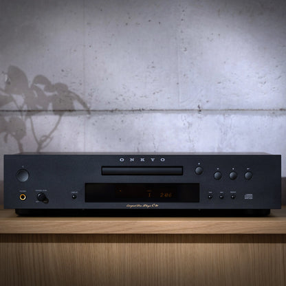 Elegantna postavitev Onkyo Icon C-30 CD predvajalnika v hišnem kinu za vrhunsko reprodukcijo digitalnega zvoka.