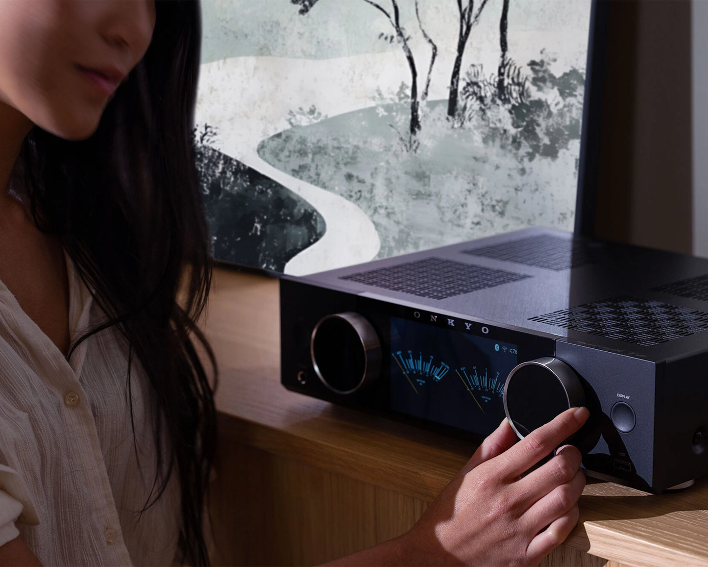 Elegantna postavitev Onkyo Muse Y-40 ojačevalnika pod pametnim televizorjem prek HDMI ARC povezave.