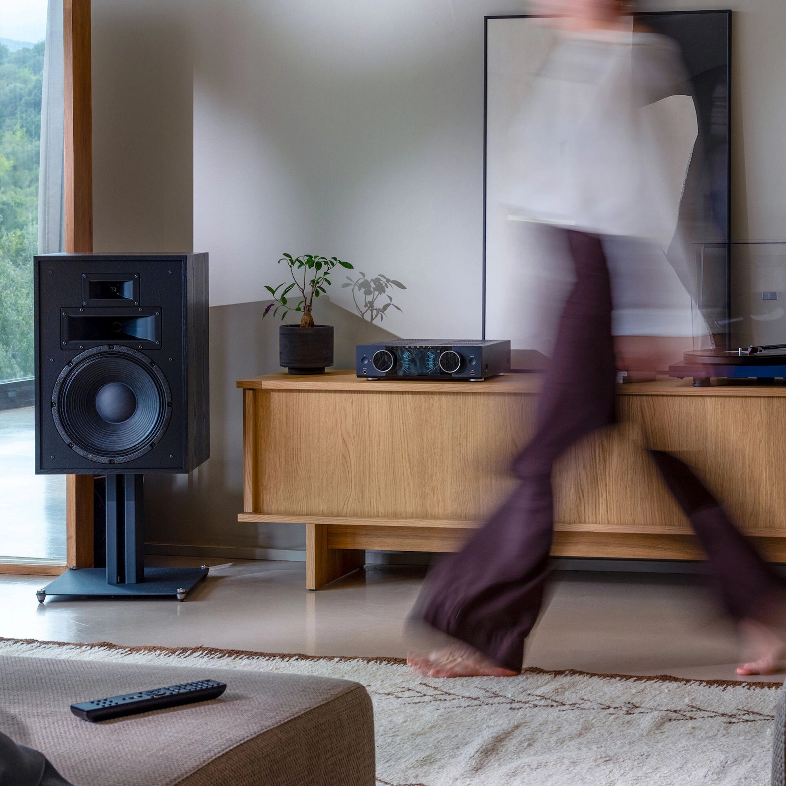 Onkyo Muse Y-40 kot osrednji del stereo sistema za poslušanje vinilnih plošč v dnevni sobi.