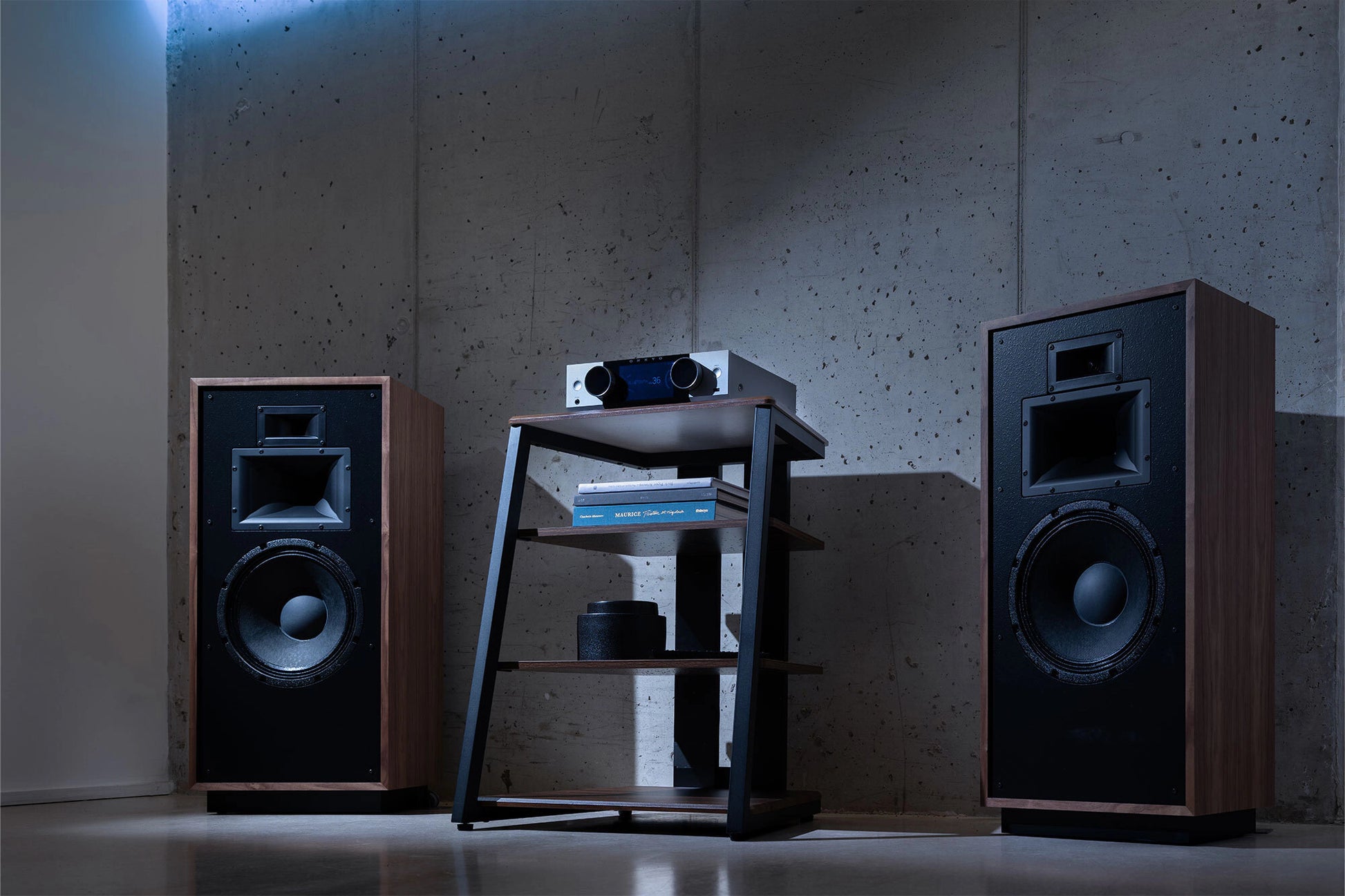 Onkyo Muse Y-40 mrežni ojačevalnik na leseni polici v moderni dnevni sobi z premium avdiofilskima zvočnikoma Klipsch.