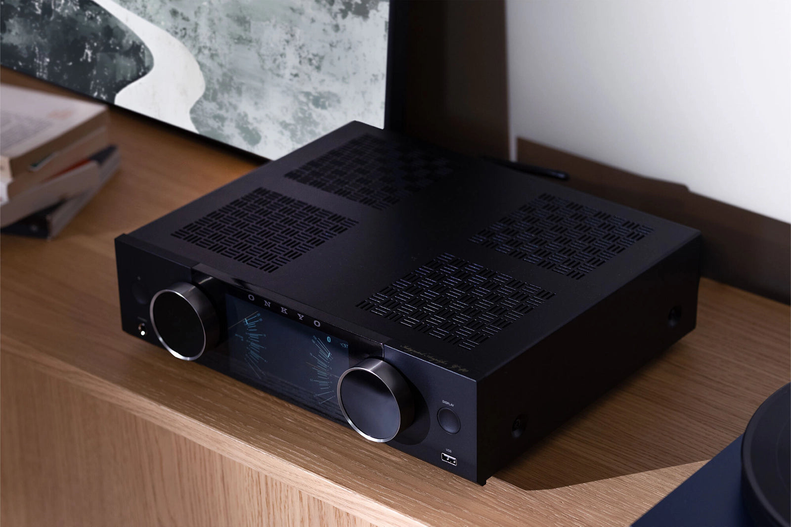 Kompaktni Hi-Fi sistem Onkyo Muse Y-40 povezan s samostoječimi zvočniki Klipsch v ambientu hišnega kina.