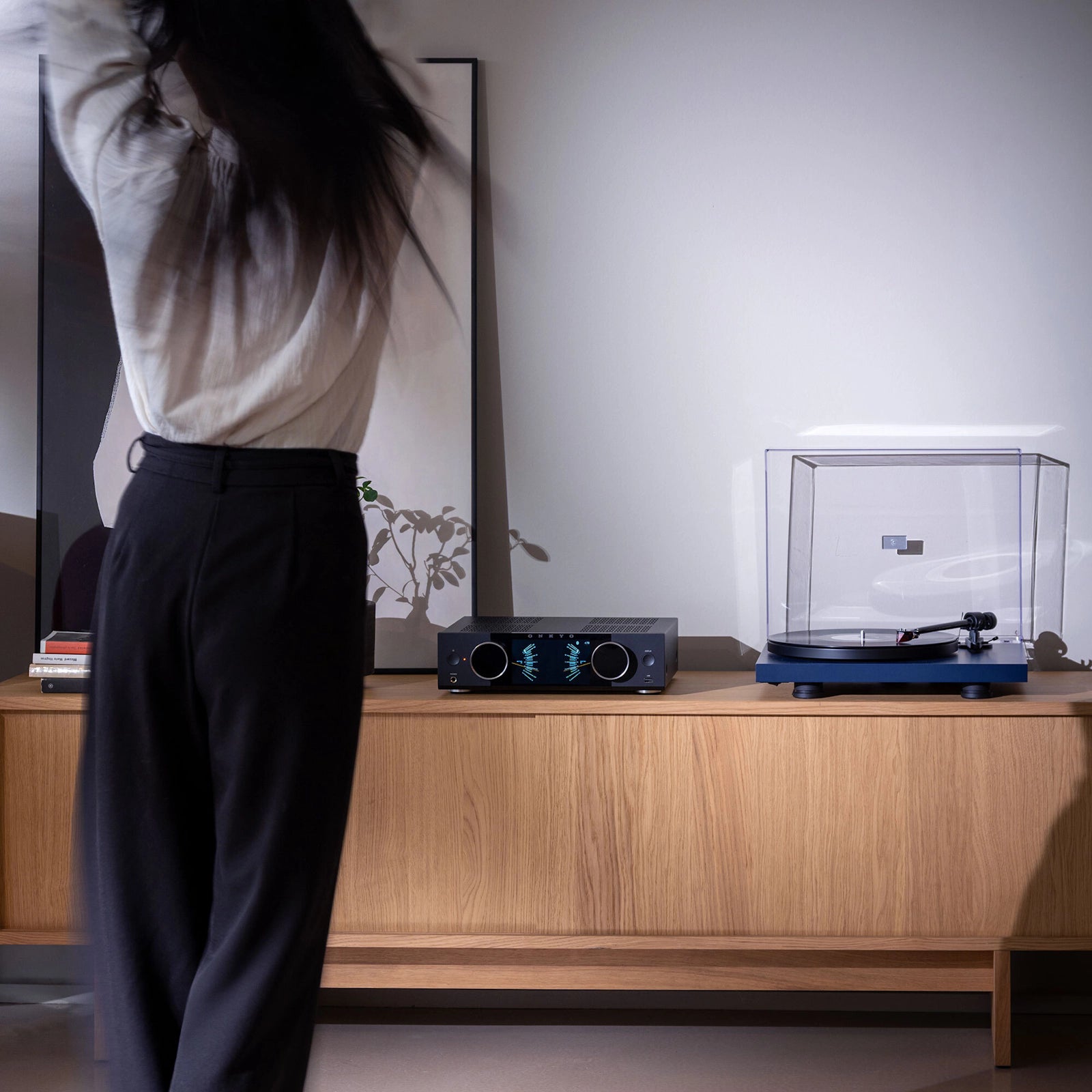 Onkyo Muse Y-40 kot osrednji del stereo sistema za poslušanje gramofona v dnevni sobi.