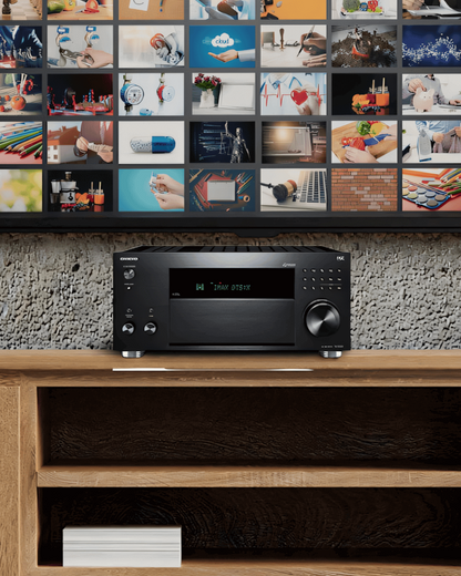 Onkyo TX-RZ50 AV sprejemnik postavljen v domačem kino sistemu ob televizorju