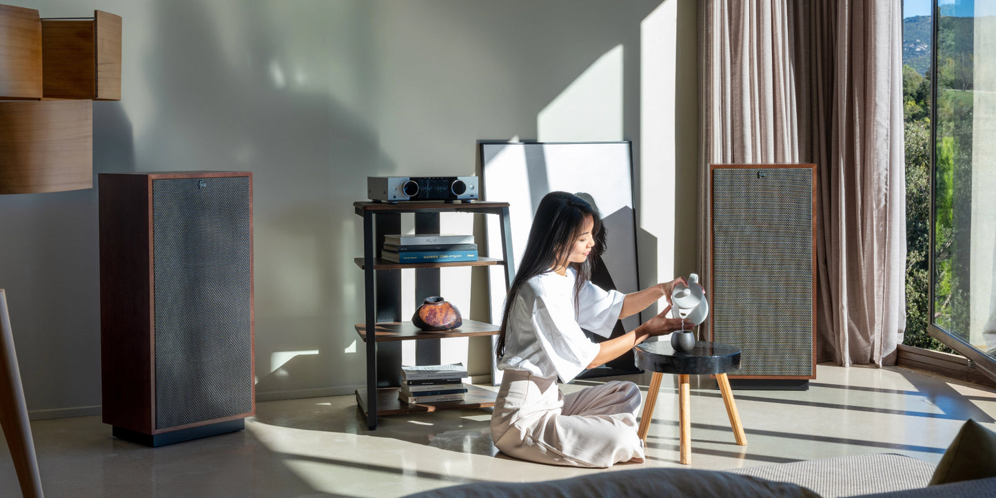 Detajl ambienta: Onkyo Muse Y-40 z Hlipsch Heritage zvočniki v prelepi dnevni sobi.