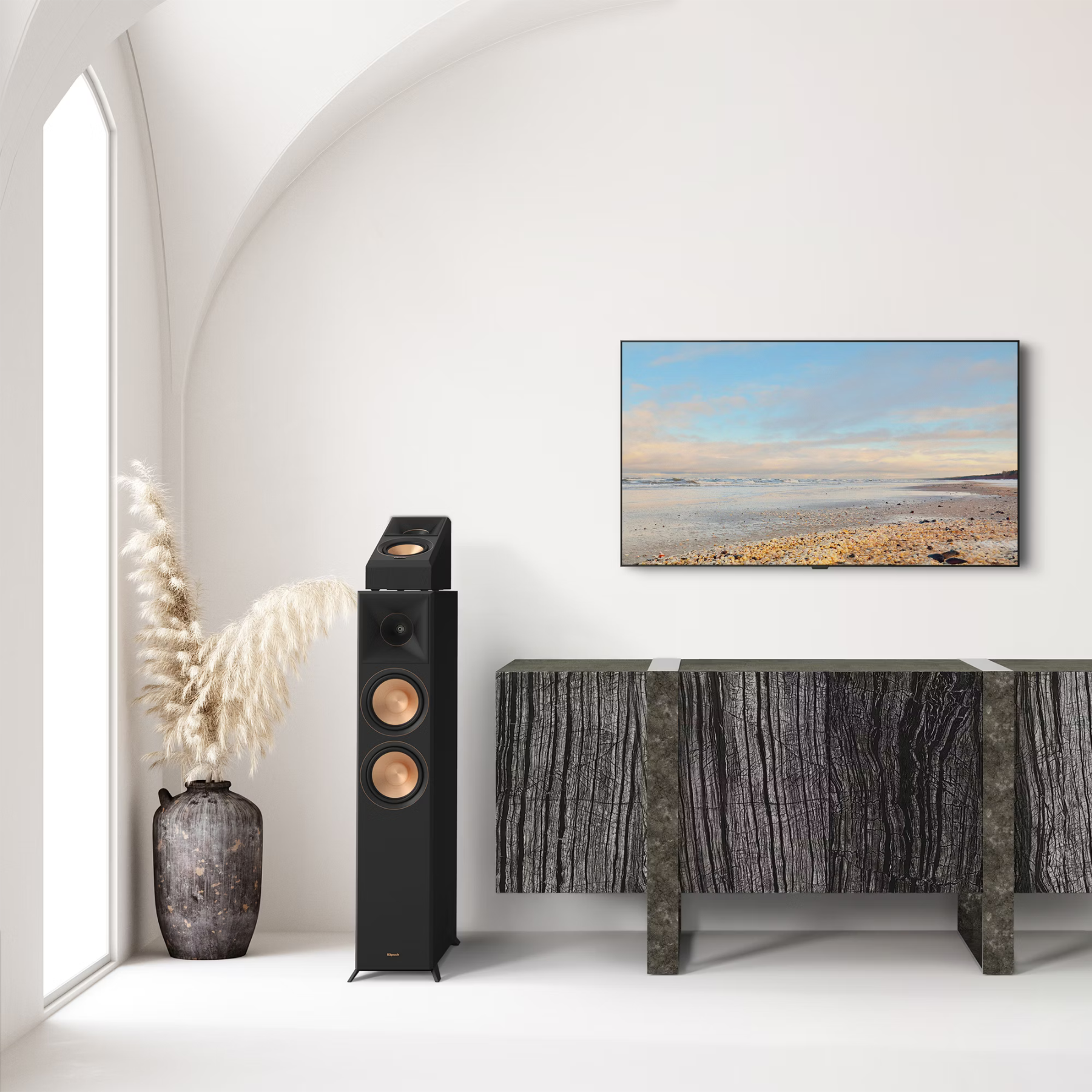 Slika elegantnega črnega Klipsch RP-500SA II zvočnika, ki se prilega vsakemu prostoru.