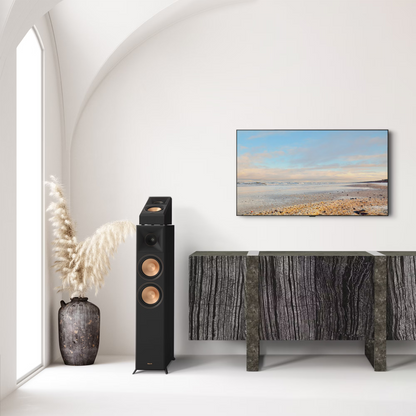 Slika elegantnega črnega Klipsch RP-500SA II zvočnika, ki se prilega vsakemu prostoru.
