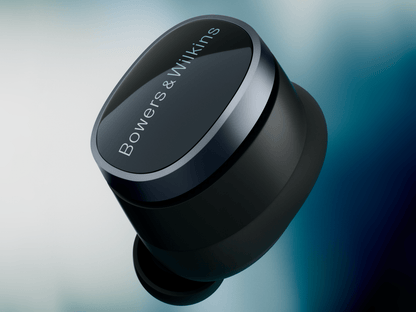 Podrobna slika Bowers & Wilkins Pi8 Anthracite Black, ki prikazuje prefinjeno antracitno črno barvo in kakovostne materiale.