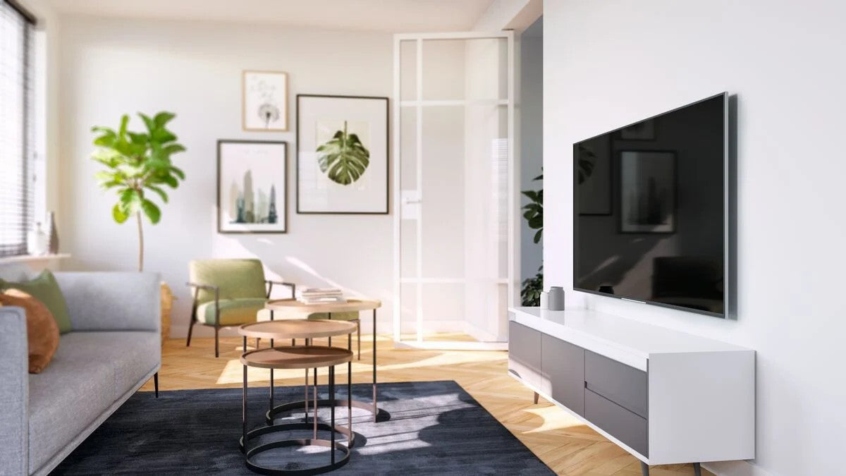 Slika Vogels TVM 3405, ki prikazuje OLED televizor (32-77"), pritrjen na steno, kar omogoča varno in stabilno namestitev.